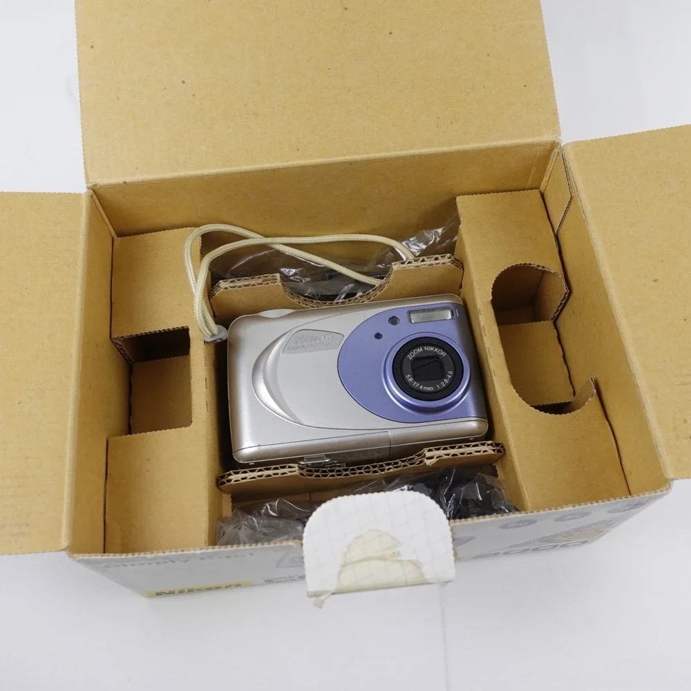 Nikon CoolPix E2000 2.0 Megapixel Digital Camera w/Memory Card Tested CIB